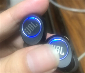 JBL FREE耳机怎么检查剩余电量